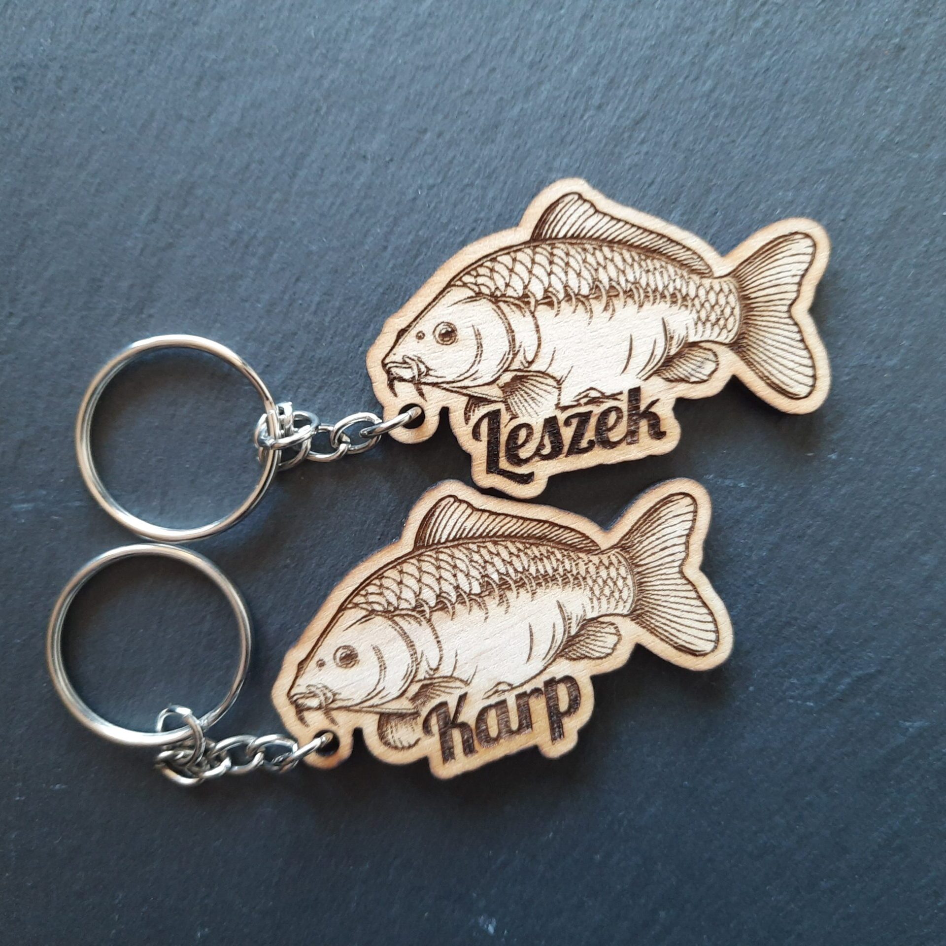 Brelok wędkarza Karp - personalizowany: imię Leszek