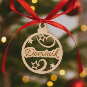 Bombka drewniana z wizerunkiem gwiazdek z wygrawerowanym imieniem Dominik