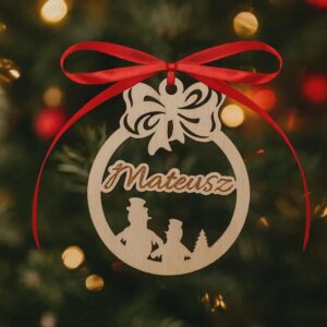 Bombka drewniana z wizerunkiem bałwanków i wygrawerowanym imieniem Mateusz