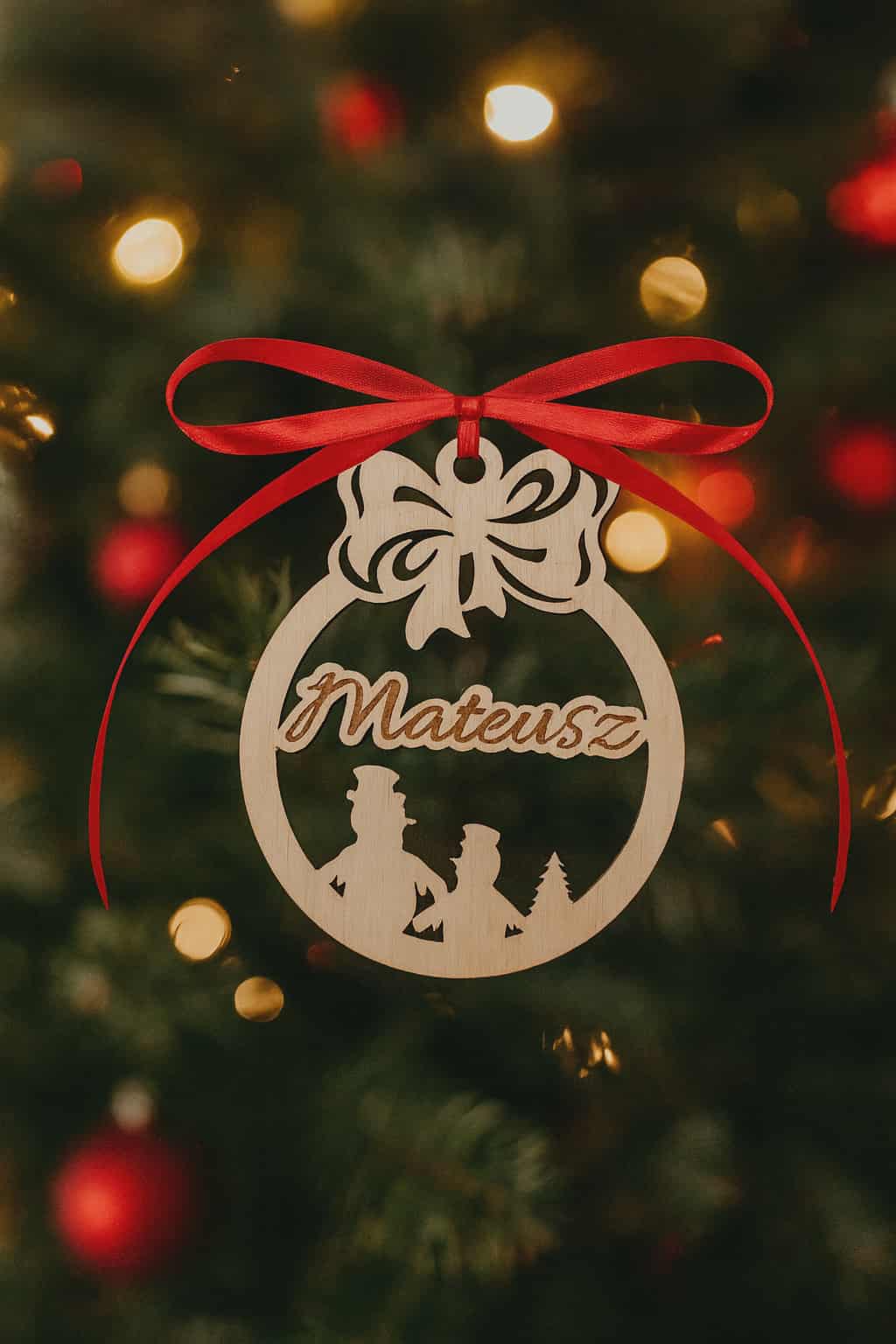 Bombka drewniana z wizerunkiem bałwanków i wygrawerowanym imieniem Mateusz