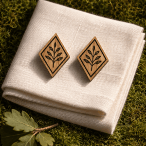 kolczyki drewniane typu sztyfty w kształcie rombu z grawerem w kształcie gałązki
