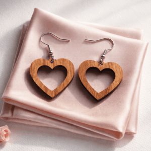 Kolczyki w kształcie serca leżacę na jedwabnej chustce