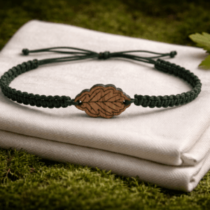 Bransoletka makramowa pleciona z detalem drewnianym w kształcie liścia dębu