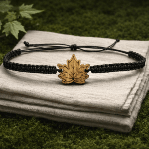 Bransoletka makramowa pleciona z drewnianym detalem w kształcie liścia klonu