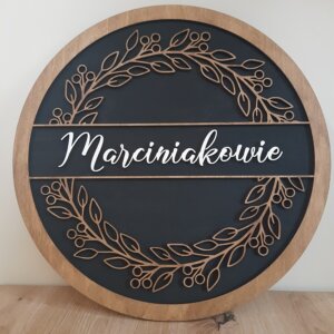Drewniana tabliczka z nazwiskiem rodziny